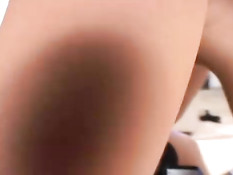 Полуголая сисястая девка сосёт хуй и ебётся с парнем на тренажёре