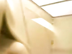 Парень снимает на телефон как грудастая подруга отсасывает член