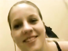 Парень снимает на телефон как грудастая подруга отсасывает член