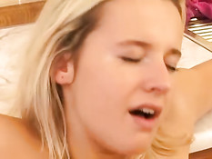 Парень ебёт на кухне грудастую светловолосую тёлку Nancy Sweet