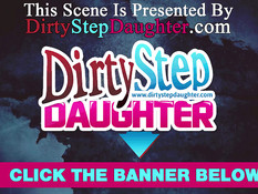 Пожилой мужчина ебёт на кровати и заливает спермой живот девки