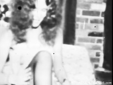 Linda Lovelace ебёт себя в анус и влагалище в чёрно-белой порнухе