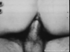 Linda Lovelace ебёт себя в анус и влагалище в чёрно-белой порнухе