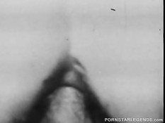 Linda Lovelace ебёт себя в анус и влагалище в чёрно-белой порнухе