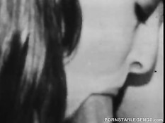 Linda Lovelace ебёт себя в анус и влагалище в чёрно-белой порнухе