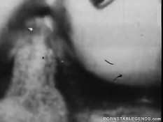 Linda Lovelace ебёт себя в анус и влагалище в чёрно-белой порнухе