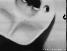Linda Lovelace ебёт себя в анус и влагалище в чёрно-белой порнухе