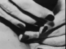 Linda Lovelace ебёт себя в анус и влагалище в чёрно-белой порнухе