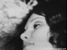 Linda Lovelace ебёт себя в анус и влагалище в чёрно-белой порнухе