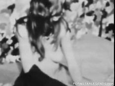 Linda Lovelace ебёт себя в анус и влагалище в чёрно-белой порнухе