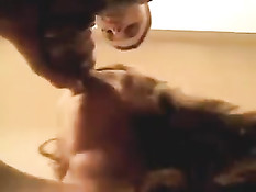 Подруга отсасывает бойфренду член и получает полный рот спермы