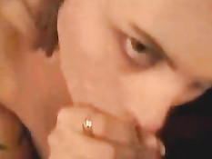 Подруга отсасывает бойфренду член и получает полный рот спермы