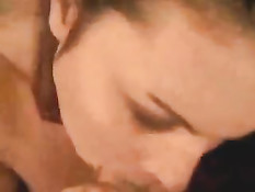 Подруга отсасывает бойфренду член и получает полный рот спермы