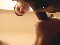 Подруга отсасывает бойфренду член и получает полный рот спермы