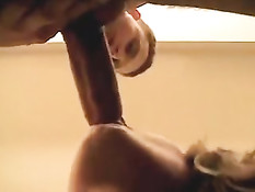 Подруга отсасывает бойфренду член и получает полный рот спермы