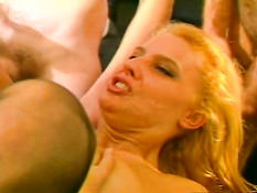 Они отодрали во все дыры и обкончали сисястую Ursula Cavalcanti