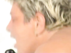 Молодые атлетичные парни трахают неудовлетворённых зрелых дам