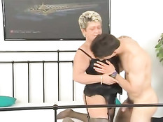 Молодые атлетичные парни трахают неудовлетворённых зрелых дам