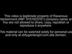 Рыжая зрелая лесбиянка делает подруге жёсткий анальный фистинг