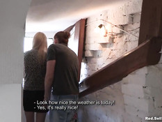 Отодрал русскую девушку в присутствии её парня и кончил в киску