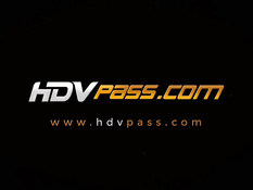 Эта зрелая брюнетка в чёрных чулках нуждается в большом члене