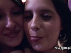 Две ненасытные девушки трахаются с мужчинами и дрочат им члены