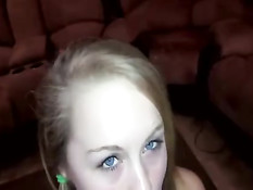 Голубоглазая девка Madison Chandler отсасывает и садится на парня