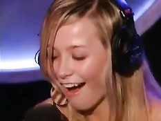 Весёлая блондиночка Teen Kasia в трусиках садится на секс машину