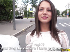 Русская девчонка Foxy Di отсасывает водителю и ебётся на дороге