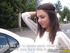 Русская девчонка Foxy Di отсасывает водителю и ебётся на дороге