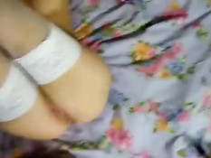 Длинноволосая девчонка в белых чулках снимается в порно ролике