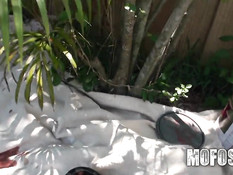 Парнишка оттрахал американскую девчонку на траве возле забора