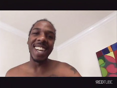 Негр намазал маслом огромную задницу мулатки и засадил свой хуй