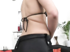 Сексуальная русская девка даёт полизать киску и ебётся с парнем