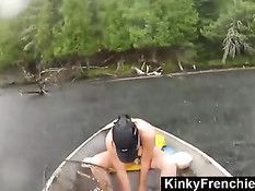 Девушка с обнажёнными сиськами делает минет в лодке на рыбалке