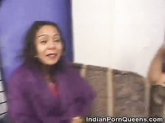 Индийская девушка снимает платье и делает минет лысому мужчине