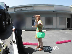 Симпатичная девчонка в автомобиле делает мужчине сладкий минет