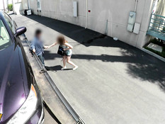 Симпатичная девчонка в автомобиле делает мужчине сладкий минет