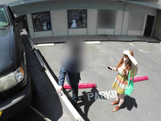 Симпатичная девчонка в автомобиле делает мужчине сладкий минет