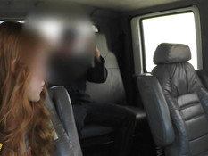 Симпатичная девчонка в автомобиле делает мужчине сладкий минет