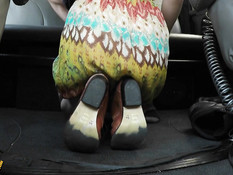 Симпатичная девчонка в автомобиле делает мужчине сладкий минет