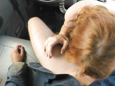 Симпатичная девчонка в автомобиле делает мужчине сладкий минет