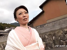 Японская девушка в кимоно сосёт член и мастурбирует свою письку