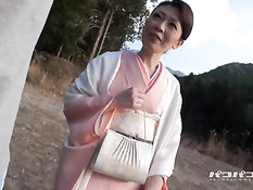 Японская девушка в кимоно сосёт член и мастурбирует свою письку