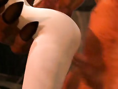 Здоровый монстр отлизывает киску и трахает аниме девушку в киску