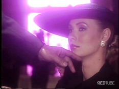 Блондинка отсасывает и ебётся с двумя мужиками в ретро порнухе