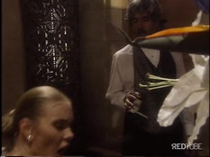 Блондинка отсасывает и ебётся с двумя мужиками в ретро порнухе