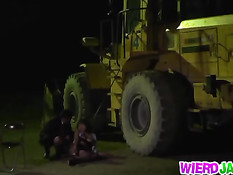 Сексуально озабоченные японские мужики связывают и ебут девок