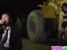 Сексуально озабоченные японские мужики связывают и ебут девок