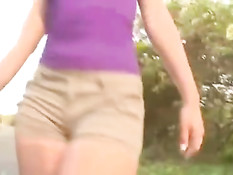 Страстная латинская девушка отсасывает и ебётся с парнем во дворе